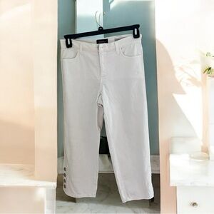 ⚪️NYDJ: Women’s size 4, white jeans w/silver button accent on leg, preowned⚪️